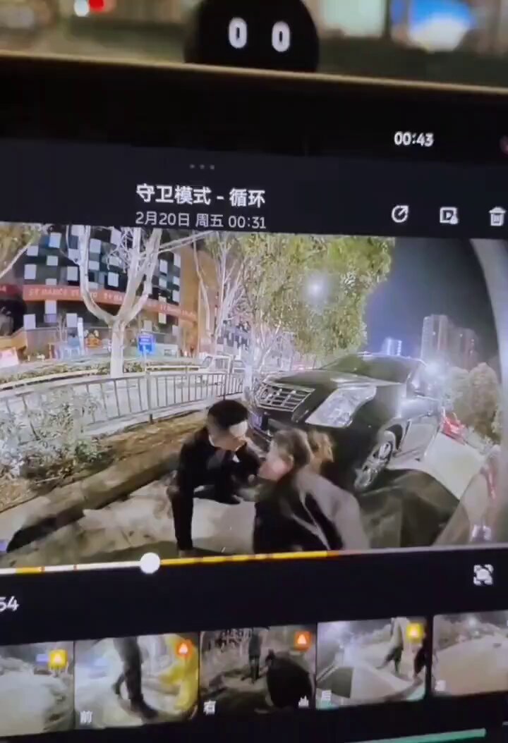 事故現場のギャルが男に抱きしめられ激しくキスされる！深夜の路上で情熱的な熱いキス