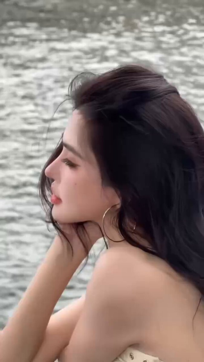 海边黑发美女撩人露背翘臀 紧身热裤勾魂诱惑