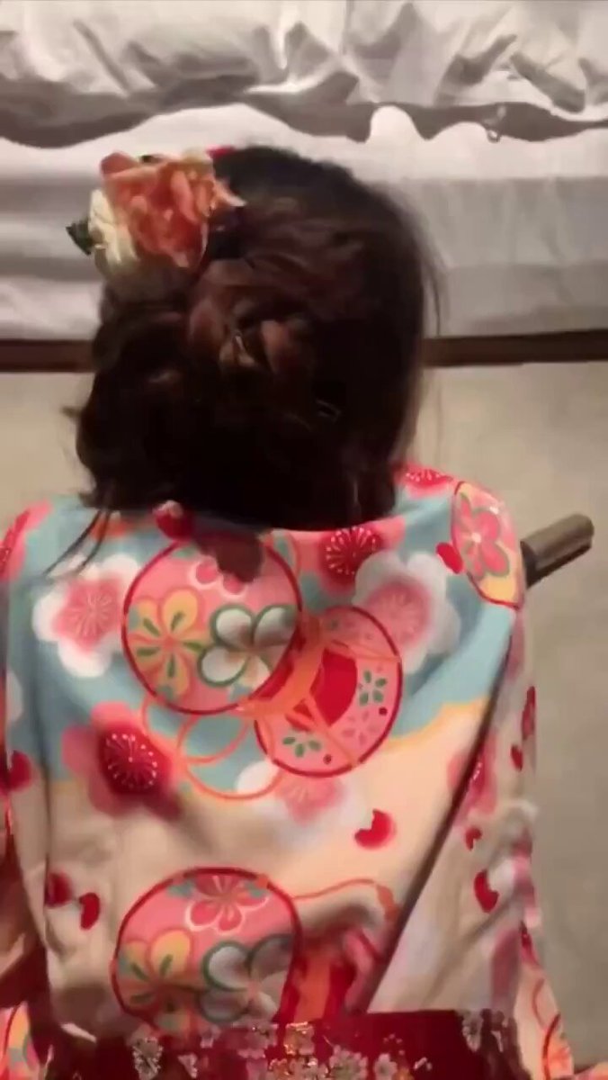 着物美女の跪き誘惑 — プリッとしたヒップが揺れ、バックで激しく突かれるのを待つ