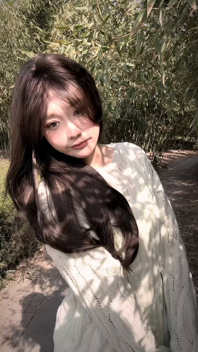 竹林诱惑！长发美女撩人嘟嘴摸脸超想舔