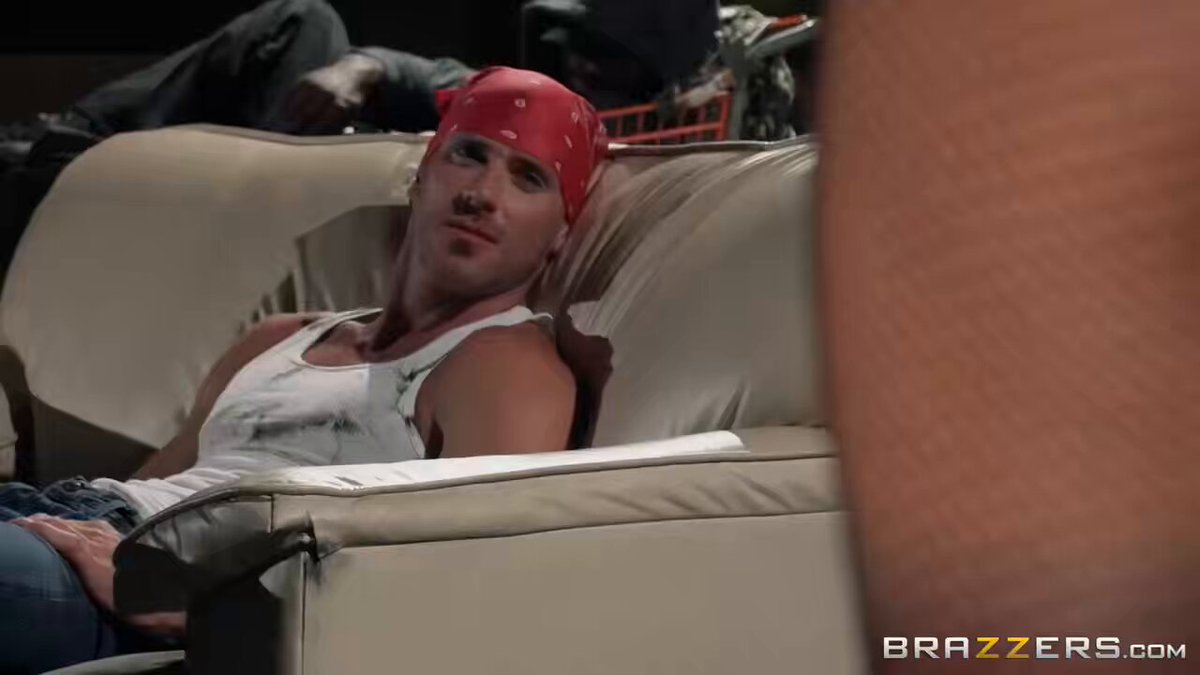 红头巾猛男沙发诱惑！金发辣妹网袜黑丝大奶狂摇臀部狂野骑乘