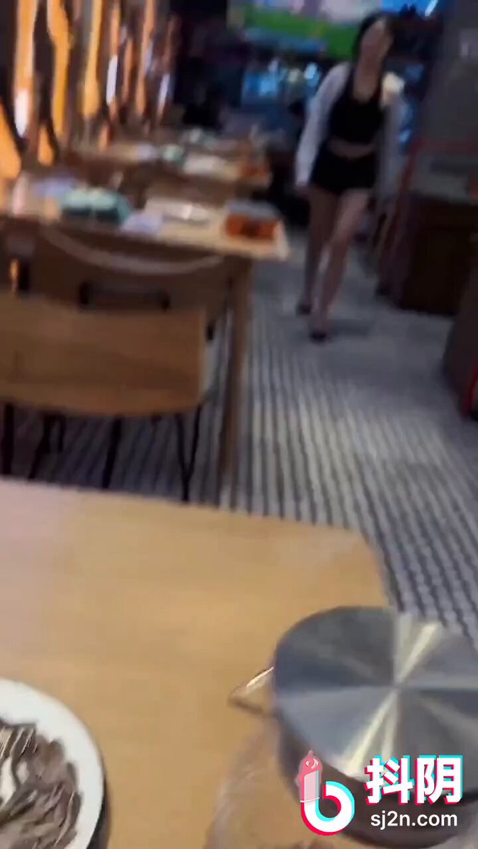 眼镜辣妹海鲜店深V黑丝诱惑！爆乳摇晃吃鲍鱼超撩人