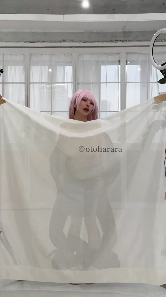 ピンク髪ギャルの薄布誘惑！ほのかに見える巨乳とプリッとしたヒップを完全露出