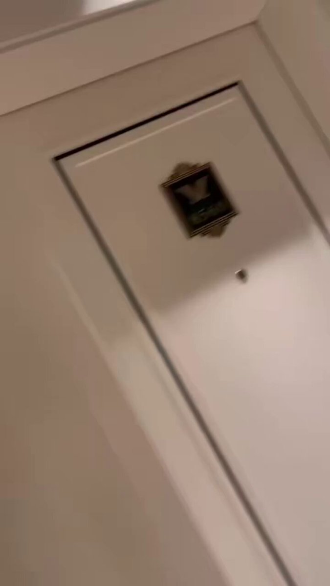 刚从房间出来，听到有人打架！ 