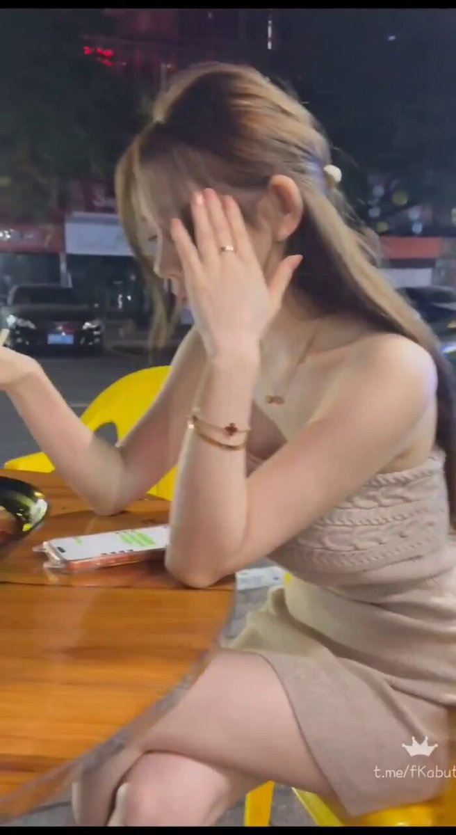 街頭ギャルが胸を露出して激しく揉まれる！大きな胸とピンクの乳首が超誘惑