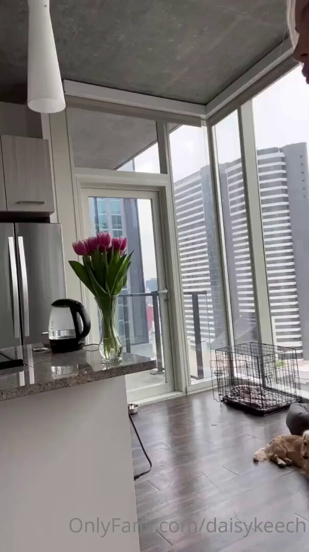 Big-Butt Beauty in a High-Rise Kitchen Reveals Her Lower Body and Teases a Walk! Her Jiggling Butt Is Utterly Seductive