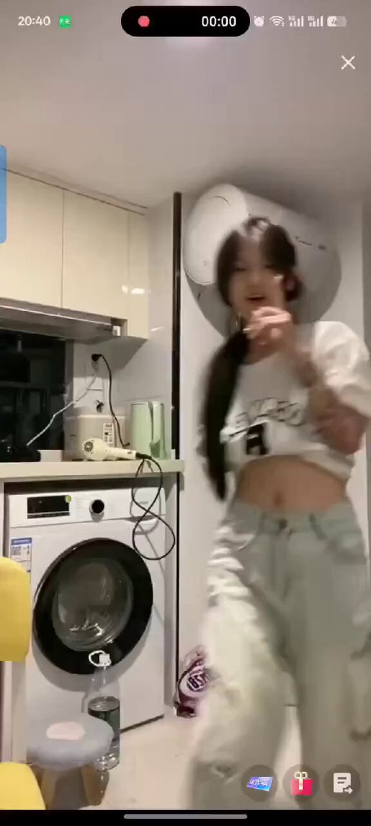 キッチンでカウボーイハットをかぶったセクシー美女がハートサイン、腰見せでヒップを振って超誘惑！