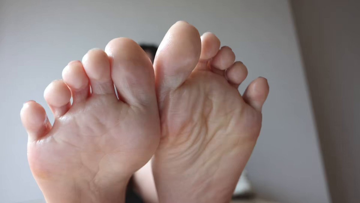 都说大学生娇嫩，果然连脚都是粉嫩的 