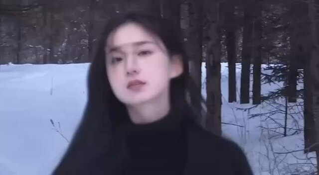 雪地黑衣美女诱惑眼神直击灵魂