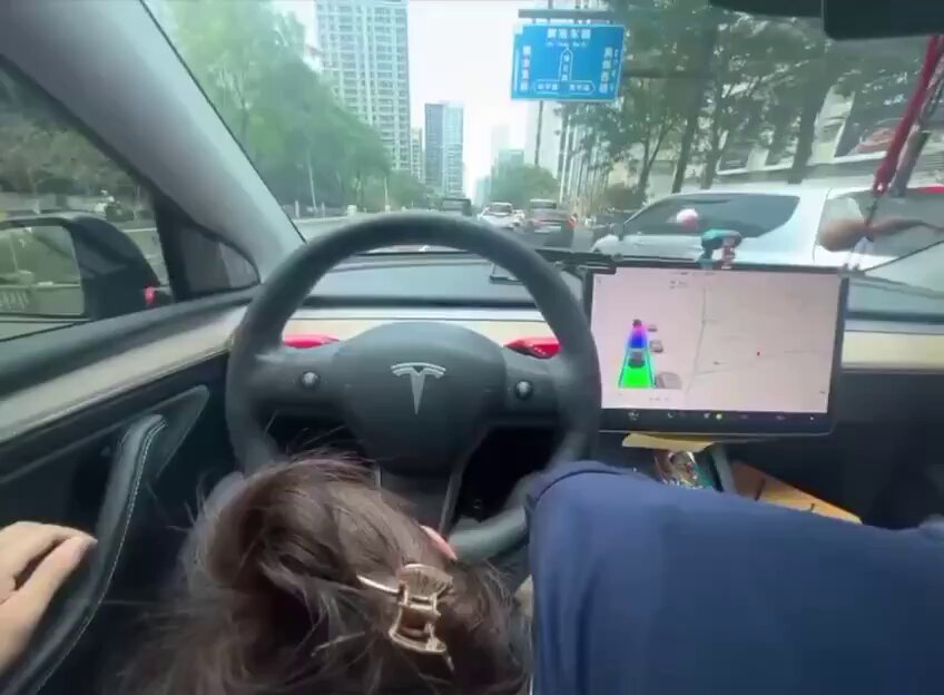 特斯拉也许可以自动驾驶，但是当欲望来了的时候，姨却只能手动解决…

最近银行工作压力太大啦，这次真的忍不住了，头发挽起来先含一下吧。对男人来...