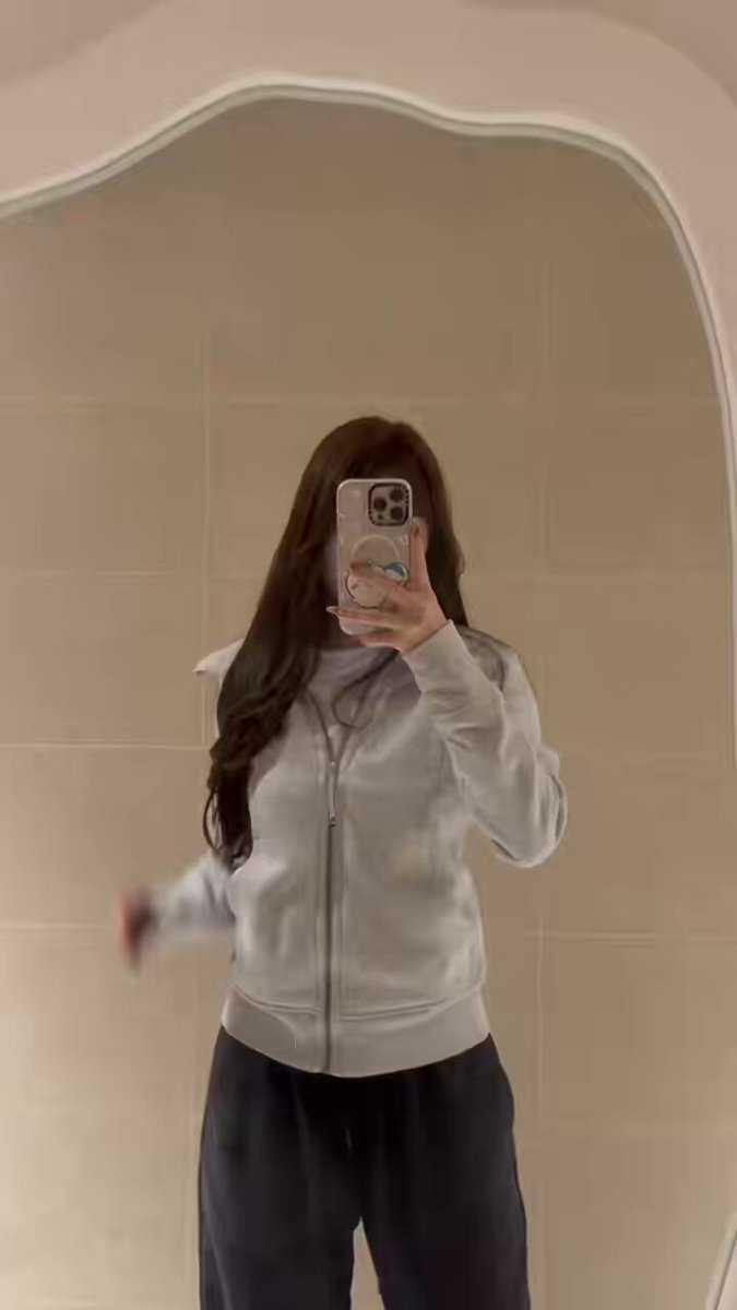 浴室镜前长发美女脱衣秀！灰卫衣下藏着超辣情趣内衣