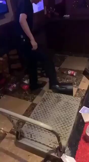 이 화제의 KTV 만취 사건을 강력 추천합니다. 한 소녀가 약물을 맞고 항문이 뒤집힐 때까지 습격당했고, 반 친구들이 그녀와 번갈아 성관계를 가졌...