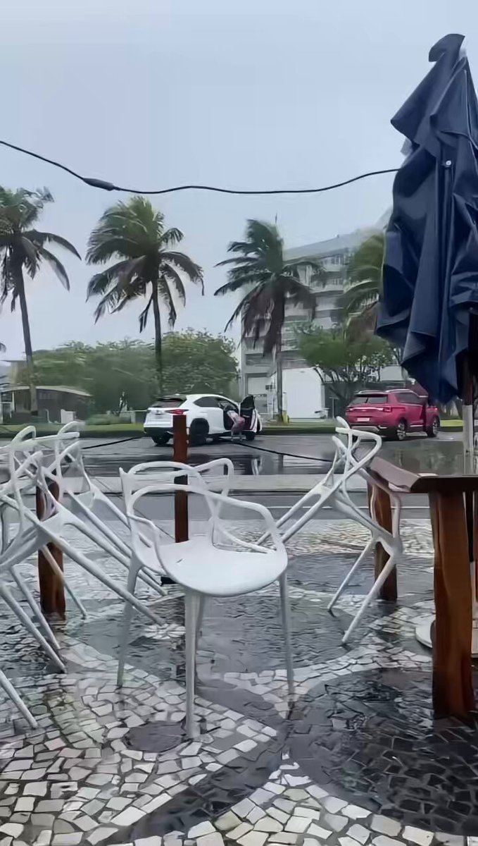 雨の中、豪車のそばでヒップを突き出す淫乱！白いレクサス美女がお尻を突き出してまんこ丸出しで超誘惑