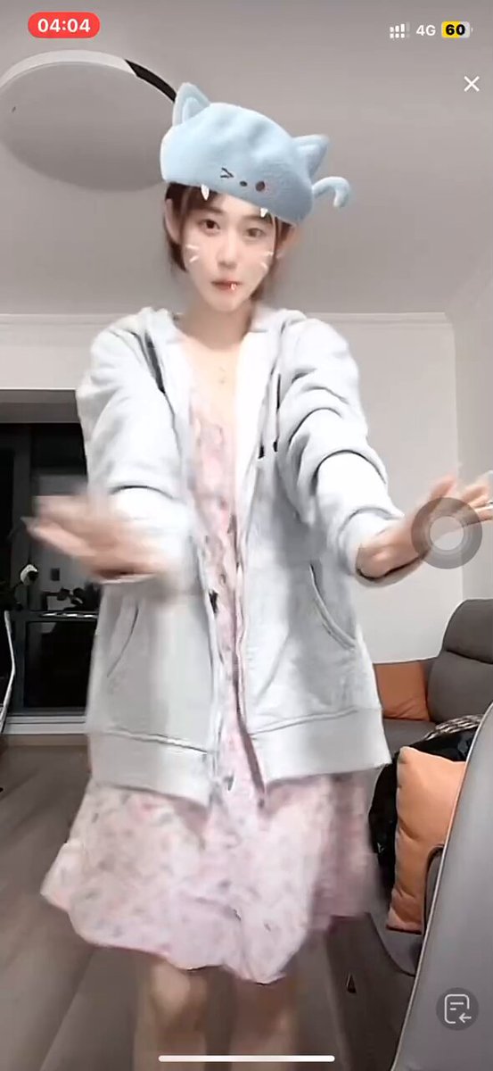 美女乳晕不小啊 