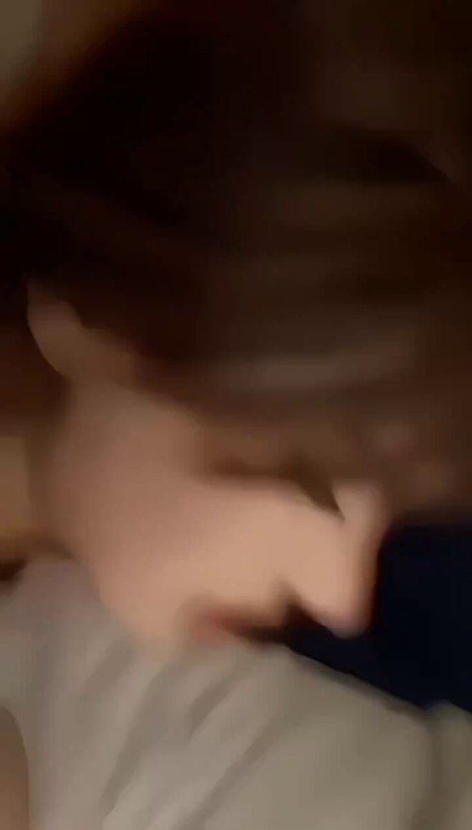 巨乳美女のプリッとしたお尻をバックで激しく突かれ、ベッドで潮吹き絶頂！