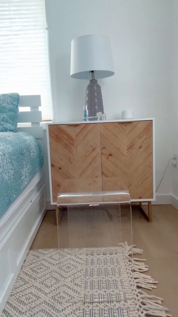 金发美女翘臀骑乘透明假屌狂扭腰狂喷水高潮