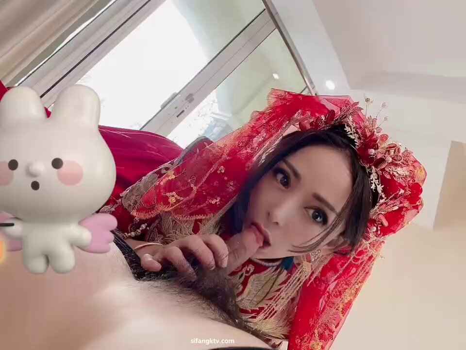 Die weibliche Hundebraut 😋, die eine Hundeleine und ihr Hochzeitskleid trägt, liebt heimlich mit ihrem Besitzer 🥵

 