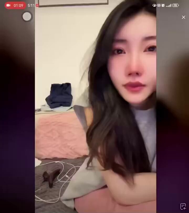 Long-haired beauty live-streams self-touch, blushing and heart racing! Fingers teasing her nose, shyly into the act