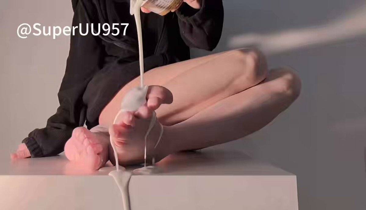美脚少女浇奶油狂玩脚趾！白浊液体顺脚心滴落超诱惑
