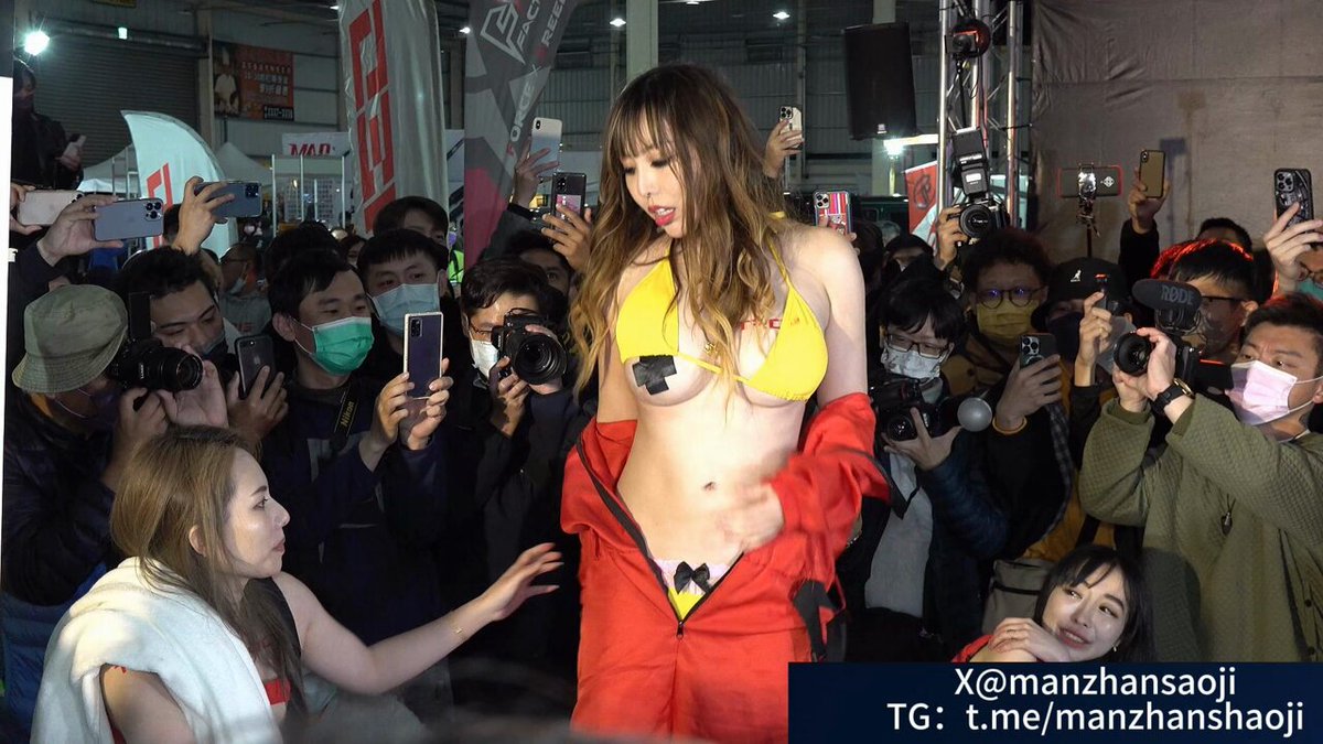 展示会のバスタブ泡誘惑！黄色ビキニ美女が人前で泡で胸を揉むショー