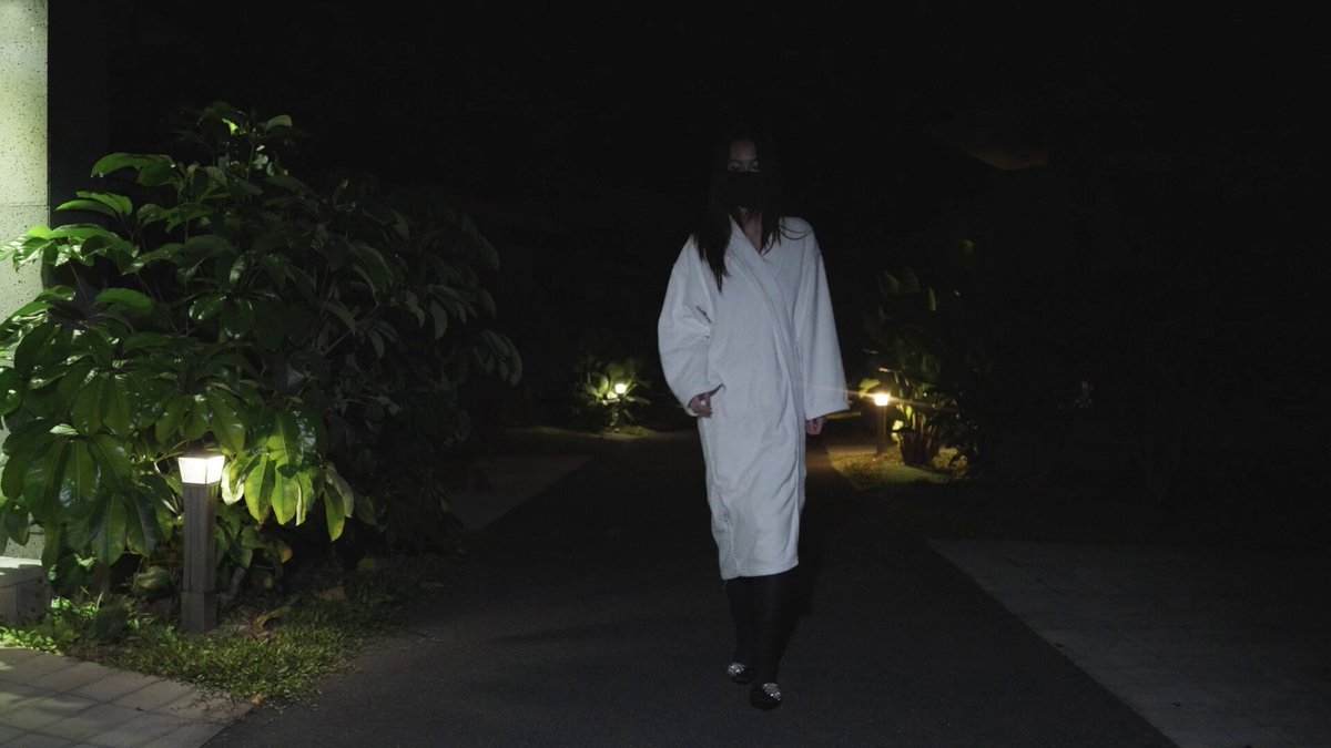 深夜浴袍诱惑！黑丝美女半裸夜游123av.fun