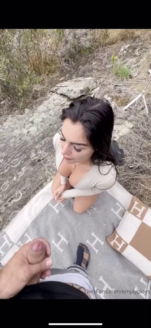 Lakeside Outdoor Big-Breasted Beauty Kneels and Licks a Giant Cock, Perky Ass Shaking During Wild Thrusting