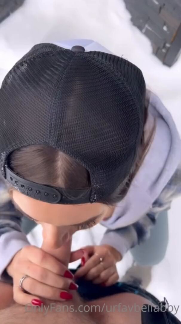 雪地辣妹戴帽狂舔大屌！红指甲手撸鸡巴爆射高潮