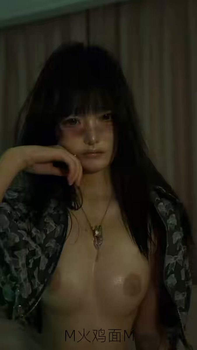 黑发美女敞开外套裸露美乳诱惑挑逗