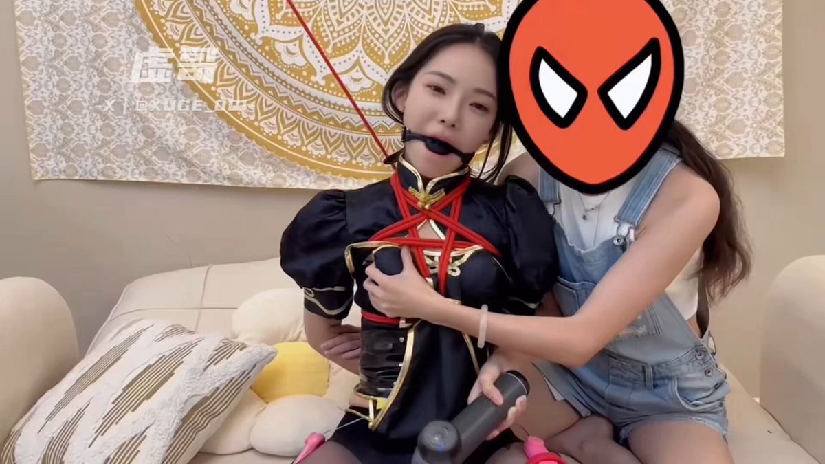 这套cos我是蛮喜欢的，太有想象力了，还配上这美脸，闺蜜先盘，帮我c的好舒服，全部兹在了脸上… 