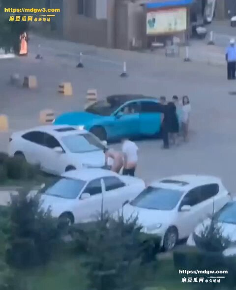 Siste nytt! Et homofilt par i Dongying ble tatt på fersken mens de hadde sex i en blå Xiaomi SU7 midt på lyse dagen, og ignorerte tilskue...