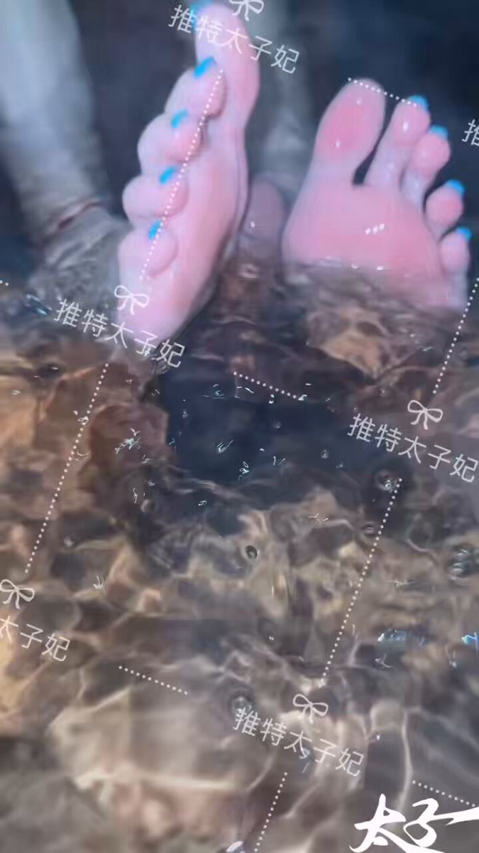 泡水美脚夹鸡巴！极品蓝趾足交诱惑 IDP-0872
