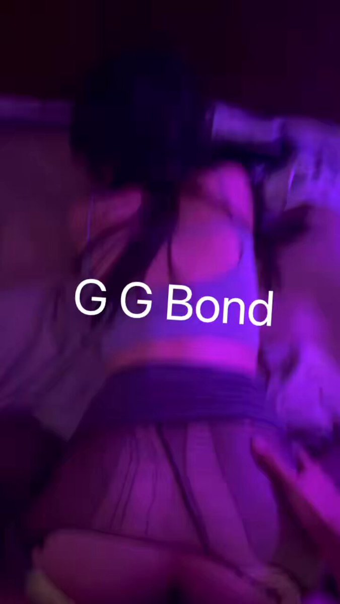 07年小美女沦为开档性奴母狗 身材爆赞我愿称为行走的完美炮架 被开发的很好 骚逼看上去就很性感 伴随着性高潮 两个粉嫩乳头十分坚挺 爽浪的叫声悦...