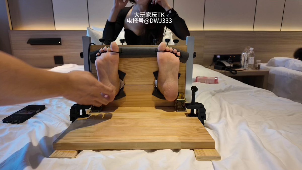 美脚の女性が脚枷で固定！ホテルのベッドでやわらかい足を弄ばれ絶頂