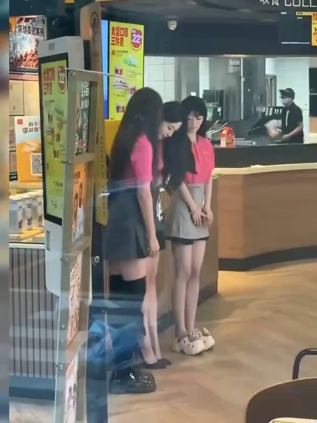 我们麦当劳的制服还是很好看的.....#麦当劳 #粉色制服 #中国 #麦麦很酷 