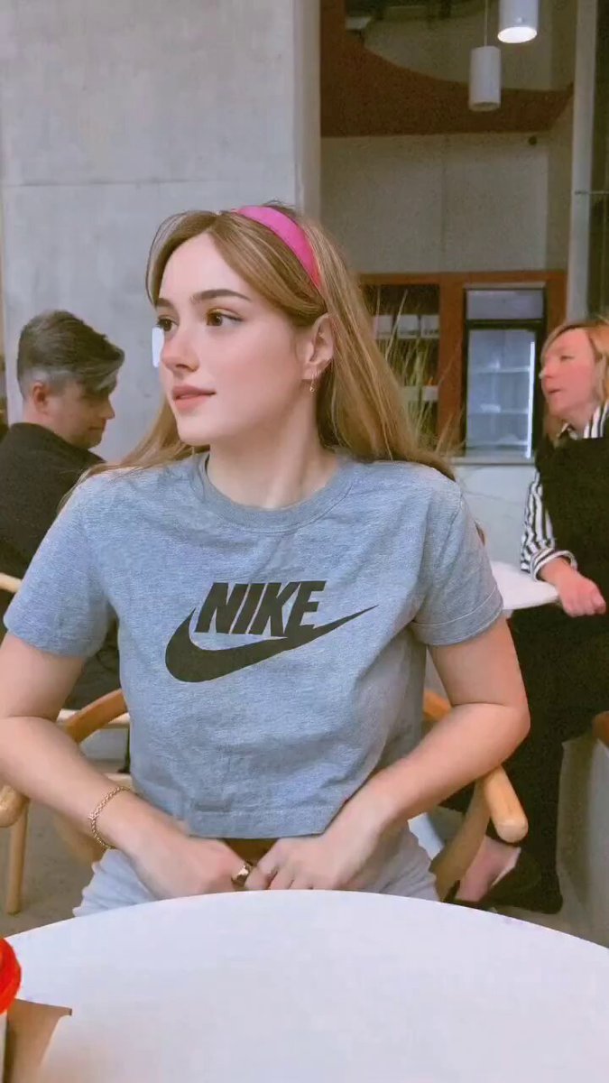 カフェでNike少女が胸を露出して揺らす誘惑ショー！ピンク髪の巨乳美女が公然と誘惑する