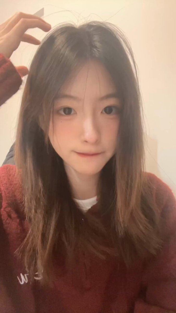 清纯猫系美女比心wink诱惑，红毛衣下藏不住的骚浪劲！