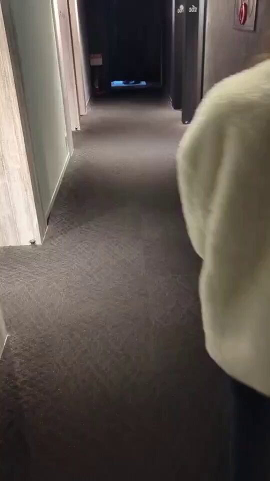 试衣间诱惑！美女长腿翘臀走进302号，门后等待狂野脱衣自慰秀