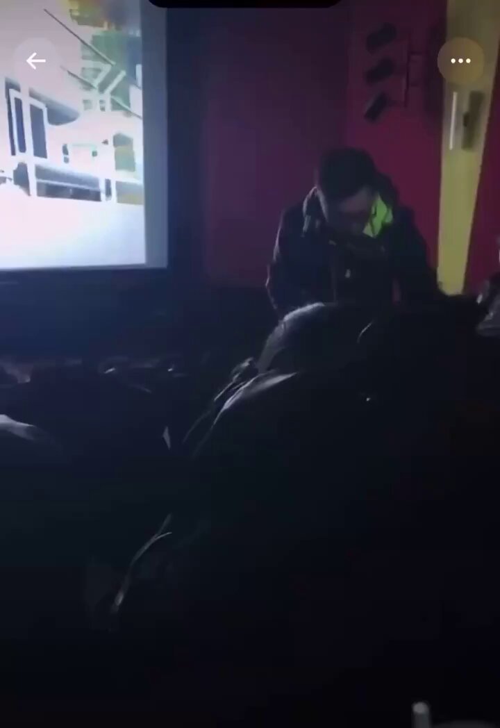 薄暗い映画館で激しいセックス！謎の男女がソファで映画を観ながら暴れまわる