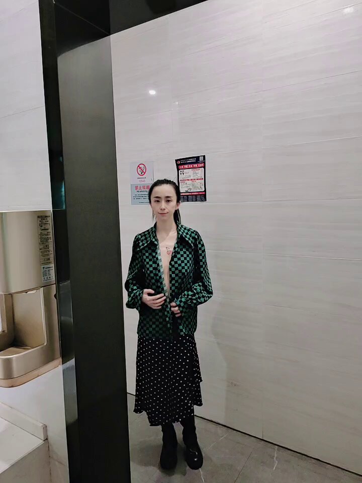 商场厕所裸露大奶！美女只穿黑白裙子走光诱惑全场