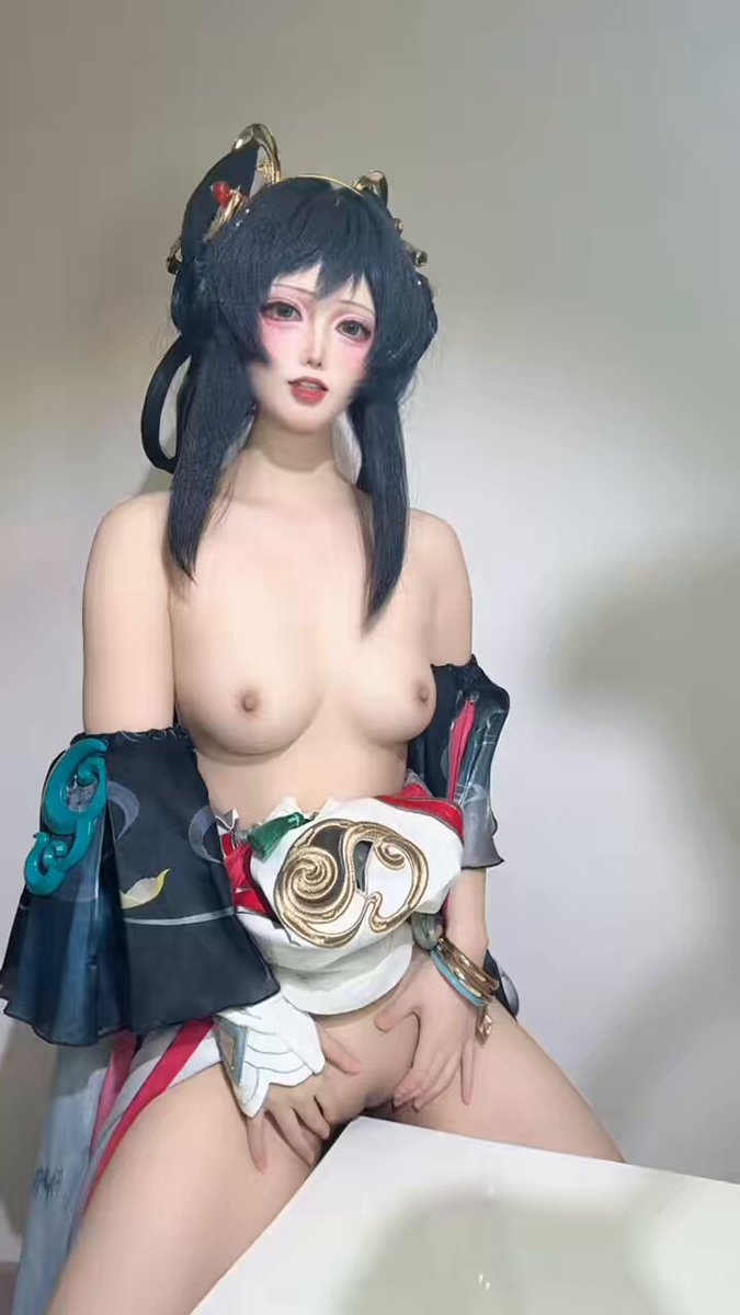 黒髪の猫耳コスプレイヤーが胸を露出して脚を開きセルフ愛撫、とても誘惑的！