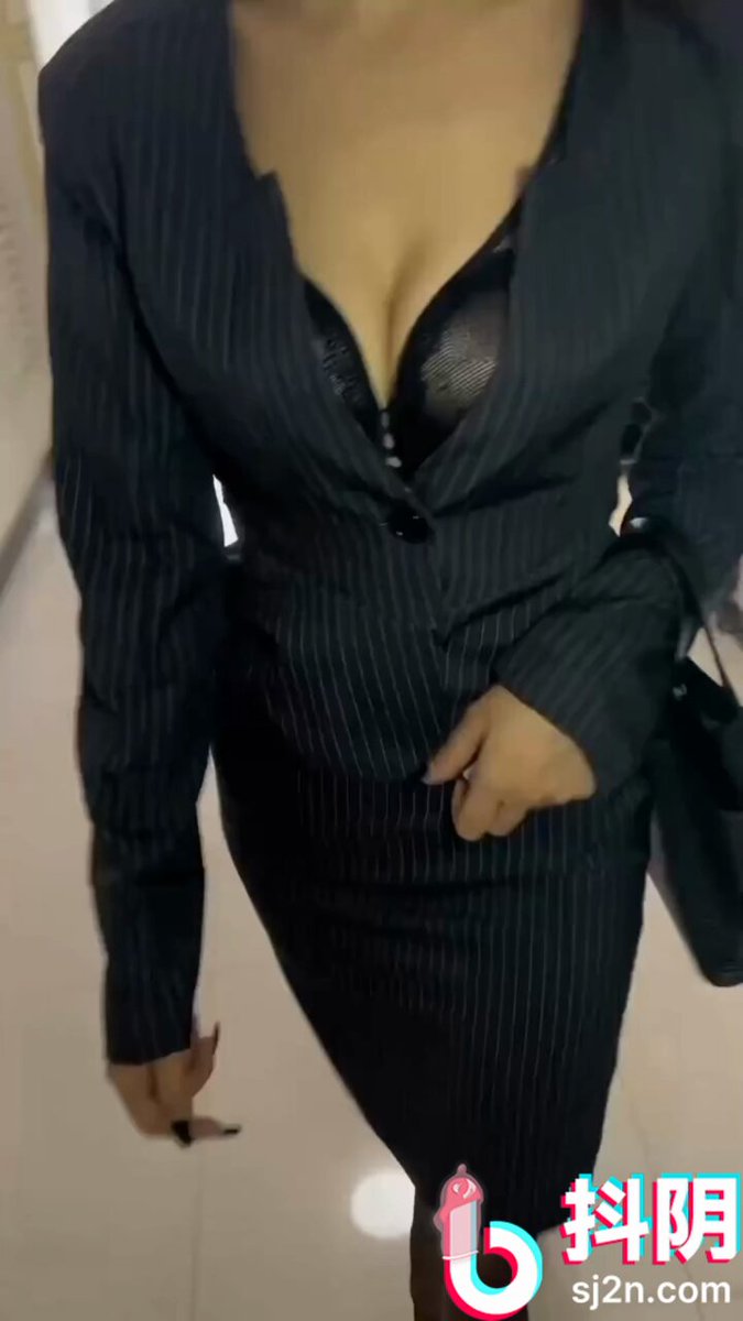 性感OL黑丝美女深V爆乳诱惑扭臀秀