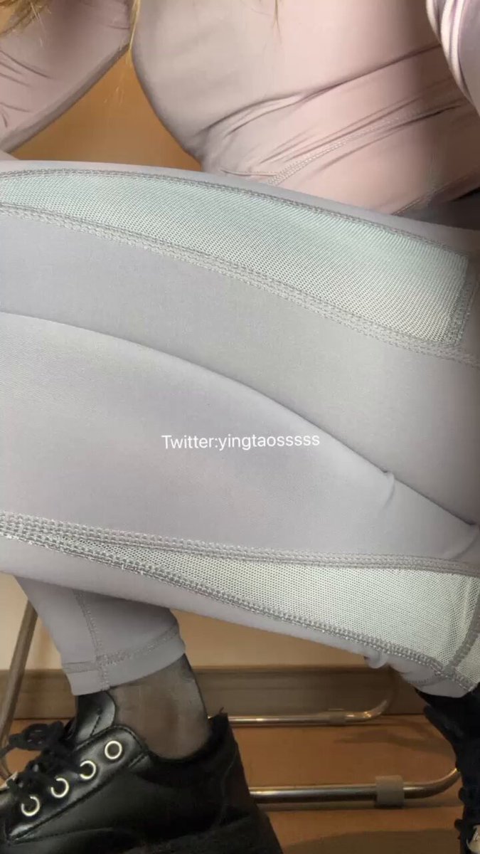 姐姐穿着库里丝瑜伽裤运动暴汗锻炼完回家，发现躺在床上的弟弟偷闻姐姐运动完的臭袜子再打飞机，为了治疗弟弟的怪癖用身上这条臭丝袜熏死他以毒攻...