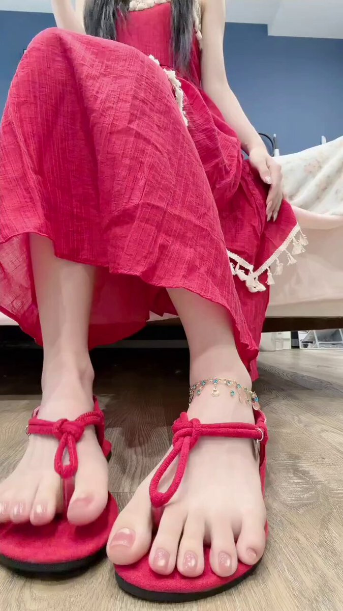 巨足美女の赤いドレス誘惑！足指を大きく開きハイヒールサンダルを弄る