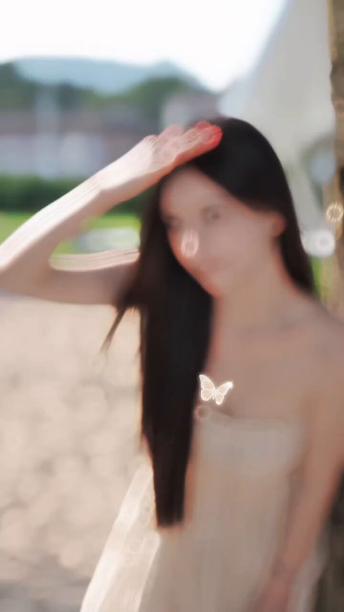 ビーチ美女：長い髪がなびくオフショルの誘惑