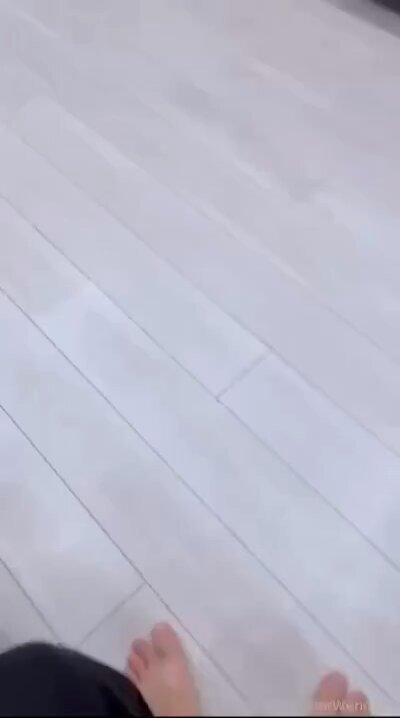 金髪ギャルのキッチン熱舞！タイトな黒×赤ミニドレスで胸揉み＆プリッとしたお尻の誘惑