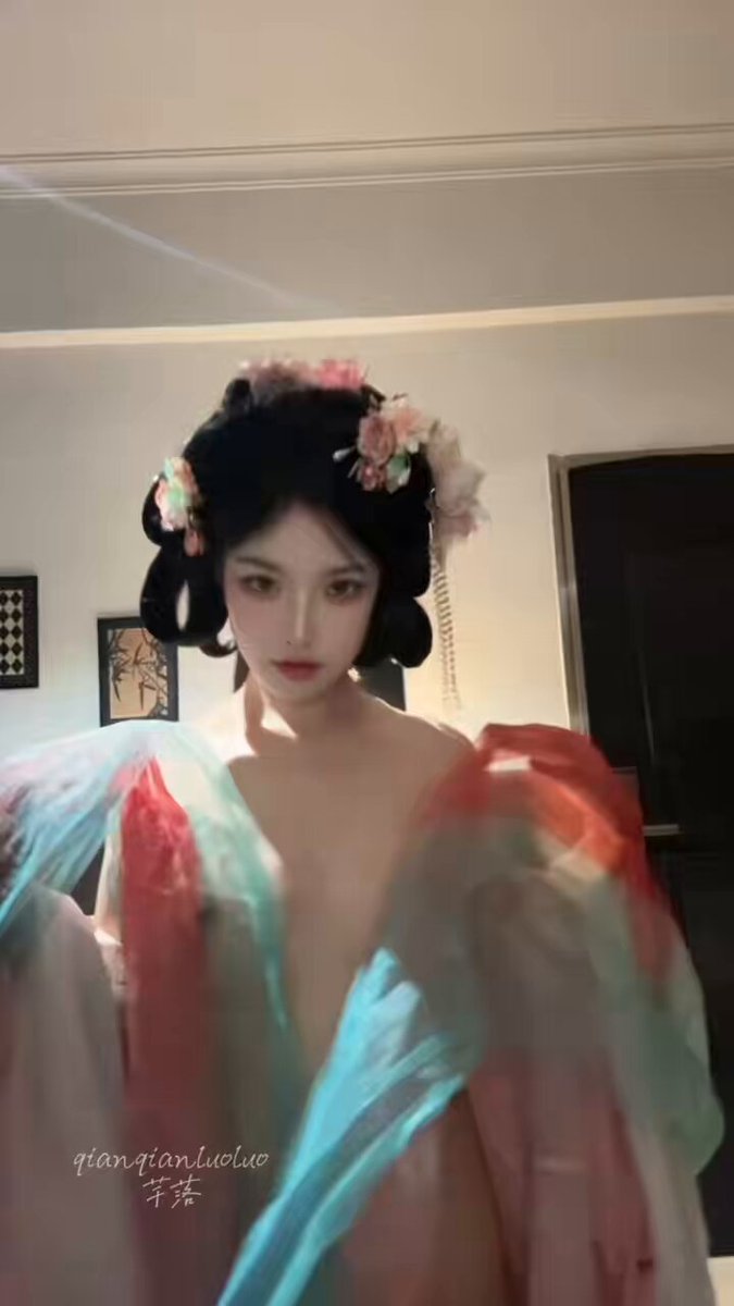 云想衣裳花想容 