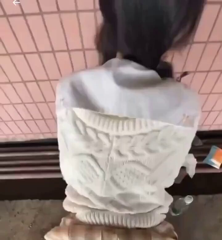 公衆トイレで白いセーターの美女がしゃがむ 超至近距離盗撮 ヒップ大見せ