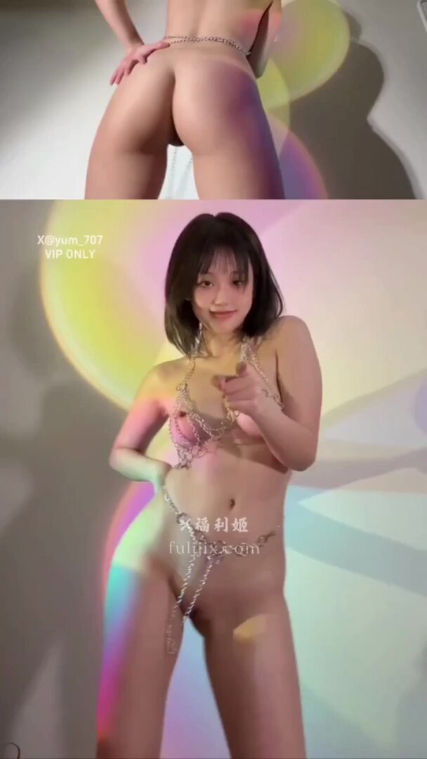 VIP Catgirl with Chains Exposed Pussy and Perky Ass — Seductive Hot Dance