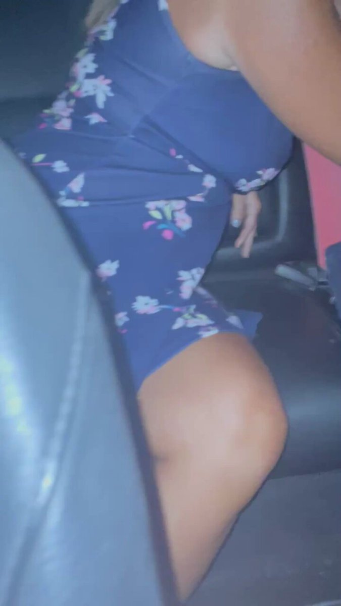 車内で激しいキス！金髪の熟女、花柄ドレスで爆乳を見せ、男に太ももを激しく触られる