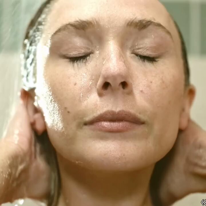 濡れた美女のシャワー誘惑！大きな瞳の美女、乳に水滴が滑り落ちて絶頂で叫ぶ